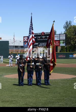 TACOMA, Washington (11. Juni 2017) Die 12 Marine Corps Bezirk Ehrengarde präsentiert die Farben während der Tacoma Rainiers Gruß an Streitkräfte Tag bei Cheney Feld. Die rainiers, der Seattle Mariners Triple-A-Teilnehmer, widmen einen Tag pro Jahr auf das militärische Mitglieder, Vergangenheit und Gegenwart, und in diesem Jahr, die Las Vegas 51s von einem Ergebnis von 5-3 besiegt. Stockfoto