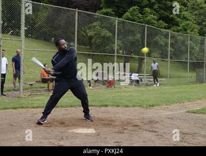 PORTLAND, Erz (11. Juni 2017) - Master-at-Arms 2. Klasse Prinz Millsap, ein Eingeborener von Chicago, zum U-Boot Tender USS Frank Kabel zugewiesen (40), nimmt seine Umdrehung schlagen Während ein Softball Spiel gegen Segler aus der Geführten-missile Cruiser USS Bunker Hill (CG52), am 11. Juni. Die Matrosen sind in Portland in Portland Flotte Woche und Rose Festival zu nehmen. Das festival und Portland Flotte Woche sind ein Fest der See mit Matrosen, Marinesoldaten und Küstenwache Mitglieder aus den USA und Kanada, die Stadt eine Anlaufstelle. Stockfoto