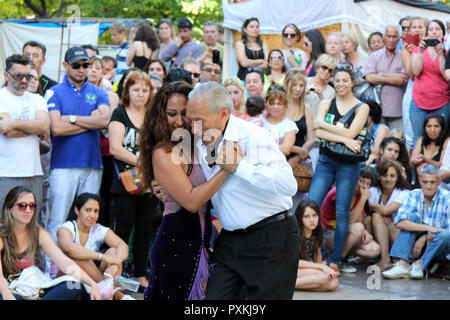 Ein älterer Mann und eine jüngere Frau Tango tanzen vor einem Publikum in der Plaza von San Telmo, Buenos Aires, Argentinien Stockfoto