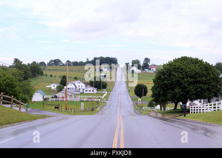 Reiten auf einer einsamen Landstraße durch Amish Country, Berlin, Ohio Stockfoto