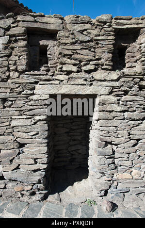 Das Dorf entlang der Choquecancha Qapac-ñan in der Gemeinde von Lares ist von einer alten Inka Festung dominiert Stockfoto