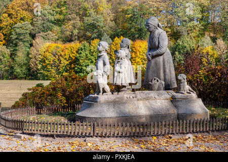 Socha Babicka s detmi (1922, Otto Gutfreud), Ratibořice, Babiččino údolí, Česká republika / Statue von Großmutter mit Kindern, Ratiborice, Osten Boh Stockfoto