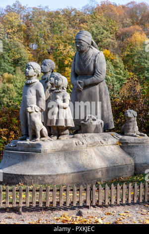 Socha Babicka s detmi (1922, Otto Gutfreud), Ratibořice, Babiččino údolí, Česká republika / Statue von Großmutter mit Kindern, Ratiborice, Osten Boh Stockfoto