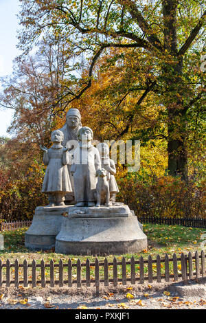 Socha Babicka s detmi (1922, Otto Gutfreud), Ratibořice, Babiččino údolí, Česká republika / Statue von Großmutter mit Kindern, Ratiborice, Osten Boh Stockfoto