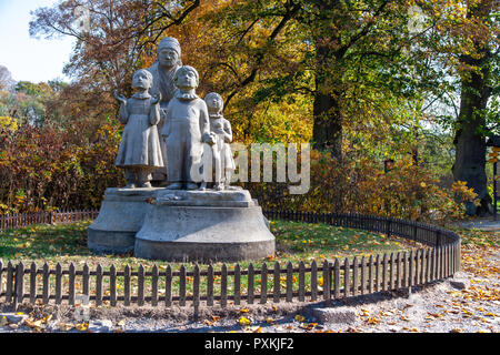 Socha Babicka s detmi (1922, Otto Gutfreud), Ratibořice, Babiččino údolí, Česká republika / Statue von Großmutter mit Kindern, Ratiborice, Osten Boh Stockfoto