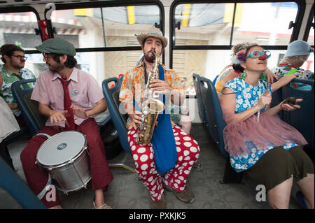 Die Gruppe clowns auf den Bus, der Sie in den verschiedenen Orten dauert in Arequipa zu besuchen Stockfoto