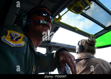 Us Air Force Brig. Gen. Paul W. Tibbets IV, die 509Th Bomb Wing Commander, Fliegen in einer North American B-25 Mitchell über Whiteman Air Force Base, Mo, 10. Juni 2017. Die B-25 wurde als hoch- und niedrig-Bomber im zweiten Weltkrieg und wurde die schwer bewaffneten Flugzeugen in den Krieg. Stockfoto