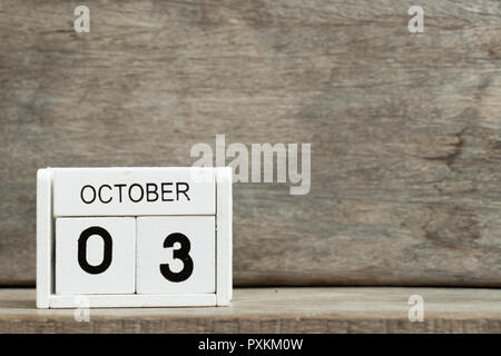 Weißer block Kalender vorhanden Datum 3 und Monat Oktober auf Holz Hintergrund (Deutsche Einheit, Südkorea Tag der Staatsgründung) Stockfoto