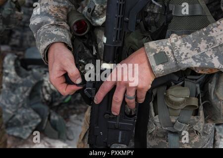 Sgt. 1. Klasse Andrew England, mit der 402Nd Engineer Company (Sapper), Änderungen seiner Kimme Aperture vor seinem M4 Gewehr Nullabgleich, bei der US-Army Reserve 2017 besten Krieger Wettbewerb in Fort Bragg, N.C., Juni 13. In diesem Jahr besten Krieger Wettbewerb bestimmen die oberen noncommissioned Officer und Junior Soldat Soldat der US-Armee finden in der Abteilung der Armee am besten Krieger Konkurrenz später dieses Jahr vertreten wird am Fort A.P. Hill, Virginia. Stockfoto