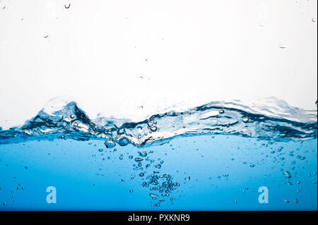 Eine Welle von klarem blauem Wasser Stockfoto