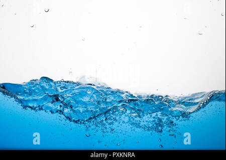 Wellen von klarem blauem Wasser und Blasen Stockfoto