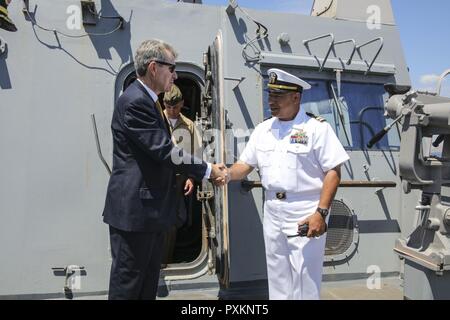 Piräus, Griechenland (13. Juni 2017) Geoffrey Pyatt, US-Botschafter in Griechenland, Links, schüttelt Hände mit Leutnant Alvin Weidetz an Bord der San Antonio-Klasse amphibious Transport dock Schiff USS Mesa Verde LPD (19) bei einem geplanten Besuch Juni 13, 2017. Das Schiff ist, implementiert mit der bataan Amphibious Ready Gruppe und 24 Marine Expeditionary Unit Maritime Security Operations und Theater Sicherheit Zusammenarbeit in den USA 6 USA 5 Flotte Flotte und Bereiche der Aktivitäten zu unterstützen. Stockfoto