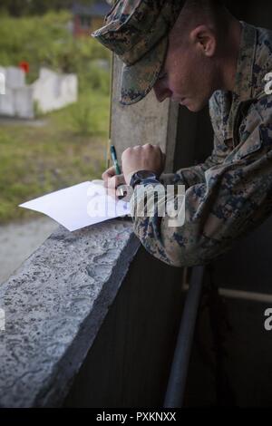 Lance Cpl. Mitchell Keppel, ein rifleman mit Marine Drehkraft Europa 17.1, füllt eine Reihe Karte während einer Barrikade Strecke nahe Stjørdal, Norwegen, 6. Juni 2017. Die Marines waren, das 30 Minuten eine Skizze der Nach-unten-Bereich als Teil ihrer Designated marksman Training zu absolvieren. Die Marines feuerten über Windows auf Ziele bis zu 500 Meter entfernt Ihre städtische Fertigkeiten zu erhalten. Stockfoto