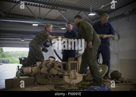 Brig. Gen. Helen Pratt, 4. Marine Logistics Group Kommandierender General, erfüllt die Marines mit Combat Logistik Bataillons 451 M1A1 Abrams Panzer, 14. Juni, in Stjørdal, Norwegen 2017 arbeiten. Die Marines sind Mitglieder des Personalausschusses temporäre Augmentee Programm, das entworfen ist, um die Erhaltung des Marine Corps Vorpositionierung Programm Ausrüstung in Norwegen (MCPP-N). MCPP-N ermöglicht die schnelle Aggregation einer glaubwürdigen, agilen und flexiblen Marine Air-Ground Task Force und schafft operative und strategische Optionen für die Verteidigung der NATO-Verbündeten und Partnern. Stockfoto