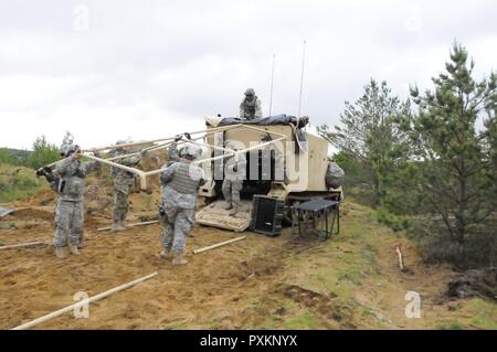 Minnesota Army National Guard Sanitäter vom HHC 2-136 kombinierte Waffen Bataillon, Beginn ihrer Hilfe Station in Pabrade, Litauen, zur Unterstützung der Übung Iron Wolf unter Ausübung Sabre Streik 17. Sabre Strike17 ist ein US Army Europe - LED-Theater konzipiert, die Interoperabilität zwischen NATO-Truppen und den regionalen Partnern zu verbessern. Stockfoto