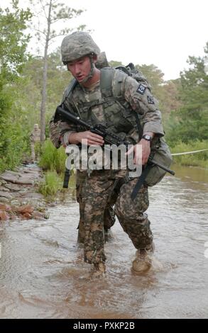 Spc. Wantae Seong, Centreville, Virginia. und eine Tischlerei und Mauerwerk Ingenieur, der 412 Theater Ingenieur Befehl, Kreuze ein wasserhindernis am Ende eines 10 Kilometer langen Fußmarsch am U.S. Army Reserve Bester Krieger Wettbewerb in Fort Bragg, N.C. Juni 14. In diesem Jahr besten Krieger Wettbewerb bestimmen die oberen noncommissioned Officer und Junior Soldat Soldat der US-Armee finden in der Abteilung der Armee am besten Krieger Konkurrenz später dieses Jahr vertreten wird am Fort A.P. Hill, Virginia. Stockfoto