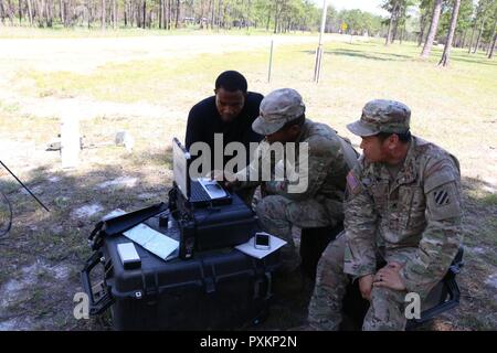 Soldaten des 6 Squadron, 8th Cavalry Regiment, 2 Infantry Brigade Combat Team, 3rd Infantry Division bereiten ein Rabe für Aufklärung und Überwachung während der Exportierbaren Combat Training Fähigkeiten (XCTC) 17-04 am Fort Stewart, Ga, 15. Juni 2017 zu fliegen. XCTC ist eine Übung, die der US-Armee, damit verbundenen Geräte Pilotprogramm (AUPP), indem Sie Active Duty, Nationalgarde und Armee finden Einheiten zusammen die gesamte Armee zu stärken. Stockfoto