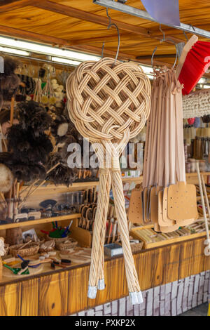 Teppichklopfer und flyswatter zum Verkauf auf einen Markt in Deutschland Abschaltdruck Stockfoto