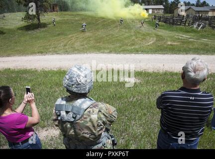 Us-Armee Generalmajor Timothy Reisch, der Adjutant General, South Dakota Army National Guard und die Mitglieder der South Dakota der militärischen Angelegenheiten, beobachten eine städtische Patrol Lane bohren während des goldenen Coyote Übung an der West Camp Schnelle, S.D., 15. Juni 2017. Die goldenen Coyote Übung ist eine dreiphasige, Szenario-driven Übung in den Black Hills von South Dakota und Wyoming, mit dem Kommandanten auf der Mission wesentliche Anforderungen der Aufgabe, Krieger Aufgaben und Übungen zu konzentrieren. Stockfoto