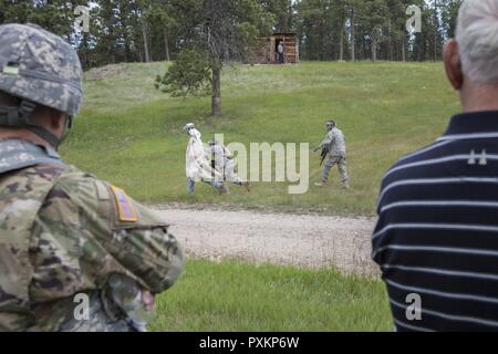 Us-Armee Generalmajor Timothy Reisch, der Adjutant General, South Dakota Army National Guard und Mitglied der South Dakota der militärischen Angelegenheiten, beobachten Sie eine städtische Patrol Schulung Lane während des goldenen Coyote Übung an der West Camp Schnelle, S.D., 15. Juni 2017. Die goldenen Coyote Übung ist eine dreiphasige, Szenario-driven Übung in den Black Hills von South Dakota und Wyoming, mit dem Kommandanten auf der Mission wesentliche Anforderungen der Aufgabe, Krieger Aufgaben und Übungen zu konzentrieren. Stockfoto