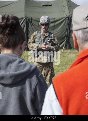 Us-Armee Maj. Matthew Savage mit dem 709Th Area Support Medical Unternehmen, Oklahoma Army National Guard Schriftsatz Mitglieder der South Dakota der militärischen Angelegenheiten über medizinische Operationen während des goldenen Coyote Übung an der Basis Custer, S.D., 15. Juni 2017. Die goldenen Coyote Übung ist eine dreiphasige, Szenario-driven Übung in den Black Hills von South Dakota und Wyoming, mit dem Kommandanten auf der Mission wesentliche Anforderungen der Aufgabe, Krieger Aufgaben und Übungen zu konzentrieren. Stockfoto