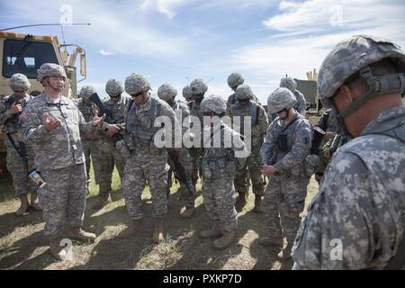 Us-Armee Kaplan Cpt. Jakob Tanner mit dem 821St Transport Bataillon, United States Army Reserve, Kan., betet mit Soldaten der 1138Th Transportation Company, Missouri Army National Guard während des goldenen Coyote Übung an der Basis Custer, S.D., 15. Juni 2017. Die goldenen Coyote Übung ist eine dreiphasige, Szenario-driven Übung in den Black Hills von South Dakota und Wyoming, mit dem Kommandanten auf der Mission wesentliche Anforderungen der Aufgabe, Krieger Aufgaben und Übungen zu konzentrieren. Stockfoto