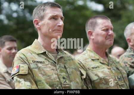 Generalleutnant Angus Campbell, Chef der Armee, Australien - 242Nd Armee Birthday Cake Cutting Stockfoto