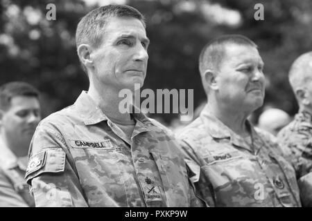 Generalleutnant Angus Campbell, Chef der Armee, Australien - 242Nd Armee Birthday Cake Cutting Stockfoto