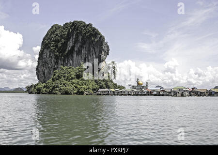 Thailand Phang Nga Nationalpark Fischerdorf Pfahldorf muslimischer Ko Pannyi Insel Inseln Andamanensee Kalkfelsen Asien Suedostasien Phangnga Bucht Indische Stockfoto