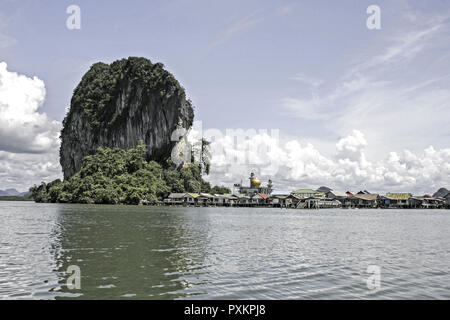 Thailand Phang Nga Nationalpark Fischerdorf Pfahldorf muslimischer Ko Pannyi Insel Inseln Andamanensee Kalkfelsen Asien Suedostasien Phangnga Bucht Indische Stockfoto