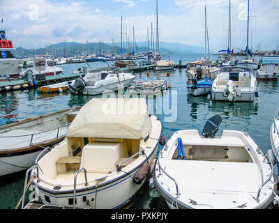 Portovenere, La Spezia, Italien - 3. Juni 2010: In der Nähe von Booten und Schnellbooten in den Golf der Poeten in Porto Venere, der Nationalpark der Cinque Terre, die zum UNESCO-Weltkulturerbe zählt. Stockfoto