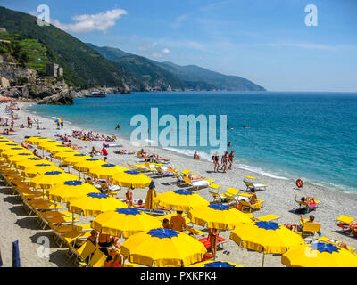 Monterosso al Mare, Ligurische Küste, Italien - Juni 4, 2010: bunte Sonnenschirm am Strand in Monterosso Cinque Terre Nationalpark. Stockfoto