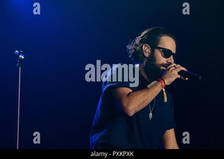 Torino, Italien. Okt, 2018 21. Tommaso Paradiso Frontmann von Thegiornalisti auf der Bühne des PalaAlpitour mit ihrer Liebe Tour 2018 Credit: Bruno Brizzi/Pacific Press/Alamy leben Nachrichten Stockfoto