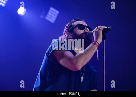 Torino, Italien. Okt, 2018 21. Tommaso Paradiso Frontmann von Thegiornalisti auf der Bühne des PalaAlpitour mit ihrer Liebe Tour 2018 Credit: Bruno Brizzi/Pacific Press/Alamy leben Nachrichten Stockfoto