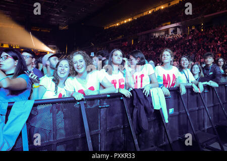 Torino, Italien. Okt, 2018 21. Tommaso Paradiso Frontmann von Thegiornalisti auf der Bühne des PalaAlpitour mit ihrer Liebe Tour 2018 Credit: Bruno Brizzi/Pacific Press/Alamy leben Nachrichten Stockfoto