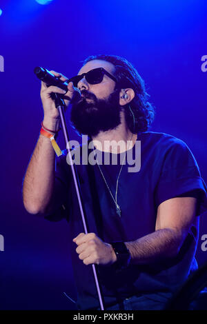 Torino, Italien. Okt, 2018 21. Tommaso Paradiso Frontmann von Thegiornalisti auf der Bühne des PalaAlpitour mit ihrer Liebe Tour 2018 Credit: Bruno Brizzi/Pacific Press/Alamy leben Nachrichten Stockfoto