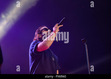 Torino, Italien. Okt, 2018 21. Tommaso Paradiso Frontmann von Thegiornalisti auf der Bühne des PalaAlpitour mit ihrer Liebe Tour 2018 Credit: Bruno Brizzi/Pacific Press/Alamy leben Nachrichten Stockfoto