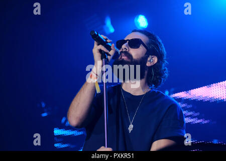 Torino, Italien. Okt, 2018 21. Tommaso Paradiso Frontmann von Thegiornalisti auf der Bühne des PalaAlpitour mit ihrer Liebe Tour 2018 Credit: Bruno Brizzi/Pacific Press/Alamy leben Nachrichten Stockfoto