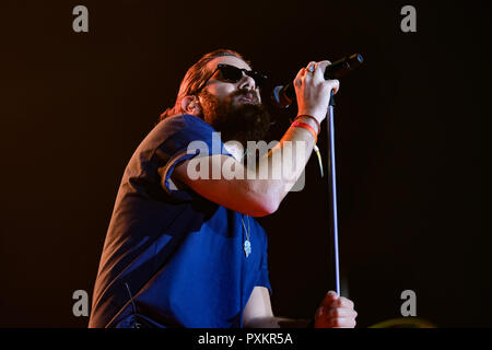 Torino, Italien. Okt, 2018 21. Tommaso Paradiso Frontmann von Thegiornalisti auf der Bühne des PalaAlpitour mit ihrer Liebe Tour 2018 Credit: Bruno Brizzi/Pacific Press/Alamy leben Nachrichten Stockfoto