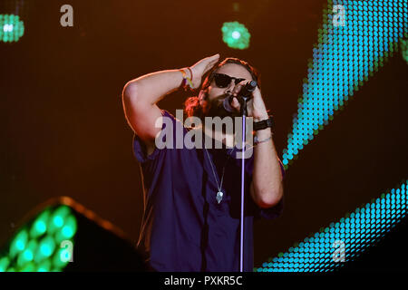 Torino, Italien. Okt, 2018 21. Tommaso Paradiso Frontmann von Thegiornalisti auf der Bühne des PalaAlpitour mit ihrer Liebe Tour 2018 Credit: Bruno Brizzi/Pacific Press/Alamy leben Nachrichten Stockfoto