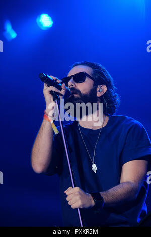 Torino, Italien. Okt, 2018 21. Tommaso Paradiso Frontmann von Thegiornalisti auf der Bühne des PalaAlpitour mit ihrer Liebe Tour 2018 Credit: Bruno Brizzi/Pacific Press/Alamy leben Nachrichten Stockfoto