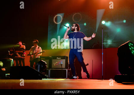 Torino, Italien. Okt, 2018 21. Tommaso Paradiso Frontmann von Thegiornalisti auf der Bühne des PalaAlpitour mit ihrer Liebe Tour 2018 Credit: Bruno Brizzi/Pacific Press/Alamy leben Nachrichten Stockfoto