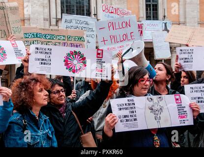 Protest der feministischen Bewegung "Nicht weniger" im Campidoglio gegen die anti-Abtreibung Bewegung durch die Brüder Italiens Partei, wurde heute im Rat der Stadt abgestimmt werden vorgestellt. Die motion will Rom als "Stadt zugunsten des Lebens' durch Einfügen dieses allgemeine Prinzip, das im Statut von Rom, der Hauptstadt und die Vorbereitung der außerordentlichen Pläne Familie und Geburt zu verkünden. Die Sitzung wurde verschoben, und die Frauen, bekräftigte, dass die Rechte der donnela Abtreibungsgesetz nicht angefasst haben, verkündet der Zustand des permanenten Agitation. (Foto von Patrizia Cortellessa/Pacific P Stockfoto