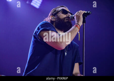 Torino, Italien. Okt, 2018 21. Tommaso Paradiso Frontmann von Thegiornalisti auf der Bühne des PalaAlpitour mit ihrer Liebe Tour 2018 Credit: Bruno Brizzi/Pacific Press/Alamy leben Nachrichten Stockfoto