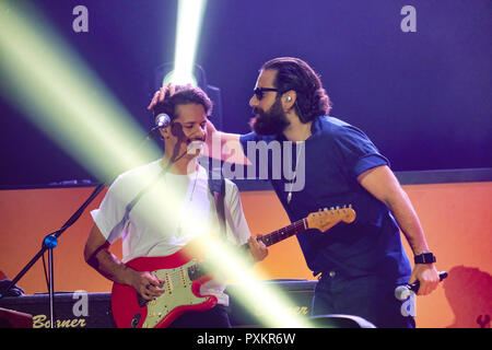 Torino, Italien. Okt, 2018 21. Tommaso Paradiso Frontmann von Thegiornalisti auf der Bühne des PalaAlpitour mit ihrer Liebe Tour 2018 Credit: Bruno Brizzi/Pacific Press/Alamy leben Nachrichten Stockfoto