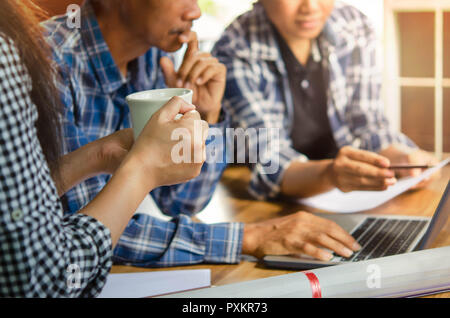 In der Nähe von Menschen auf Projekt zusammen zu arbeiten. Teamwork, hipster Ton Stockfoto