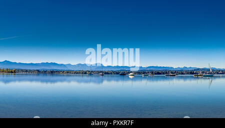 Blick auf den Starnberger See in der Nähe von Ambach mit den Alpen und die Zugspitze Stockfoto