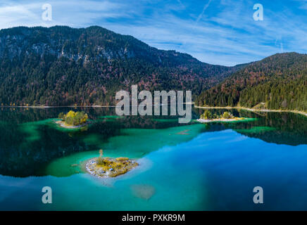 Luftaufnahme, Eibsee mit Inseln im Herbst in der Nähe von Grainau, Oberbayern, Bayern, Deutschland, Europa Stockfoto