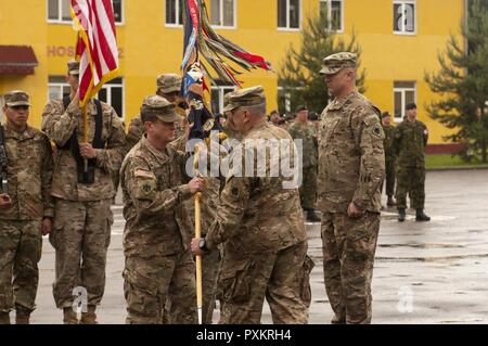 Soldaten der 1 Battalion, 179Th Infantry Regiment, 45th Infantry Brigade Combat Team versammelten sich heute mit Familie, Freunden und Gästen die Karriere von zu feiern - Kommandeur, Oberstleutnant Colby Wyatt, und begrüßen die neuen Kommandanten, Maj Adam Headrick, während eine Änderung der Befehl Zeremonie am Yavoriv Combat Training Center auf dem internationalen Friedens und der Sicherheit, in der Nähe der Yavoriv, Ukraine statt, am 17. Juni. Der 45 IBCT ist in der Ukraine als Teil des Gemeinsamen multinationalen Ausbildung Group-Ukraine, eine internationale Koalition zur Verbesserung trai der CTC dedizierte bereitgestellt Stockfoto