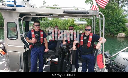 Mitglieder der Coast Guard Station St. Clair Shores, Michigan, posieren für ein Foto an Bord eines 24-Fuß-antwort Boot auf dem Bahnhof nach einem Notfall, wo Sie CPR auf einer Frau, die in die und aus der Bewusstsein vorgeformte, während Ihr medizinisch Transport vom Boot war sie in der Lake St. Clair zu warten Emergency medical services Personal an Land, 17. Juni 2017. Die Crew sind: Unteroffiziere 3. Klasse Richard Waring und Jakob Nelson und Unteroffiziere 2. Klasse Michael Roberts und Brian Landreville. Auch an der Rettung war Petty Officer 3rd Class John Yank, Resc Stockfoto